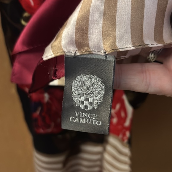 Gorgeous Vincent Camuto red rose Silk scarf 18” x72” - Picture 3 of 6